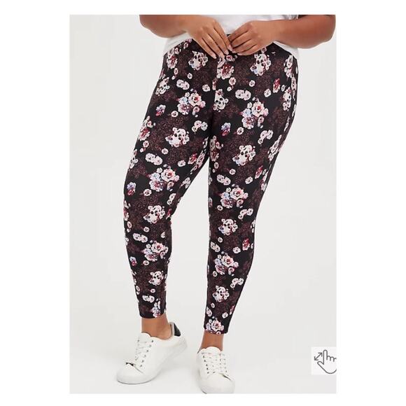 Torrid Black&Pink Floral Skull Luxe Ponte Pixie Pants Sz.3 NWT - Picture 2 of 9